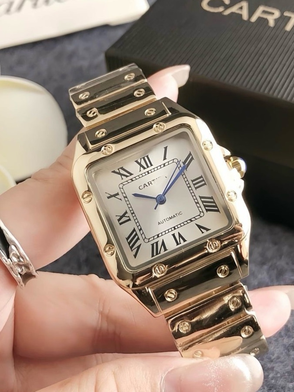 New women’s gold fashion watch